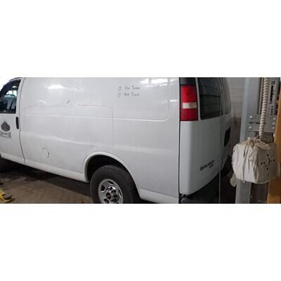 2010 Chevrolet Express 2500 Axle Assembly, Rear - ~410008805