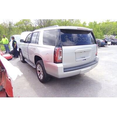 2015 Chevrolet Suburban 1500 Series Axle Assembly, Rear - ~423340169